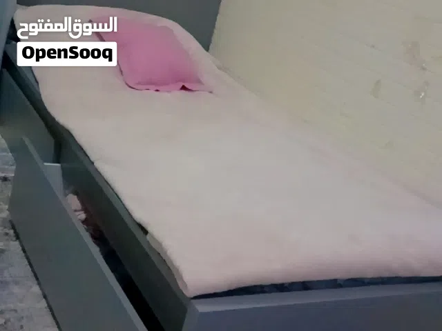 تخت عدد اثنين من ايكيا تخت واحد 300  طاولة واثنين كرسي 300 طاولة تلفزيون مجمر متعدد الوان وفي بلوتوث