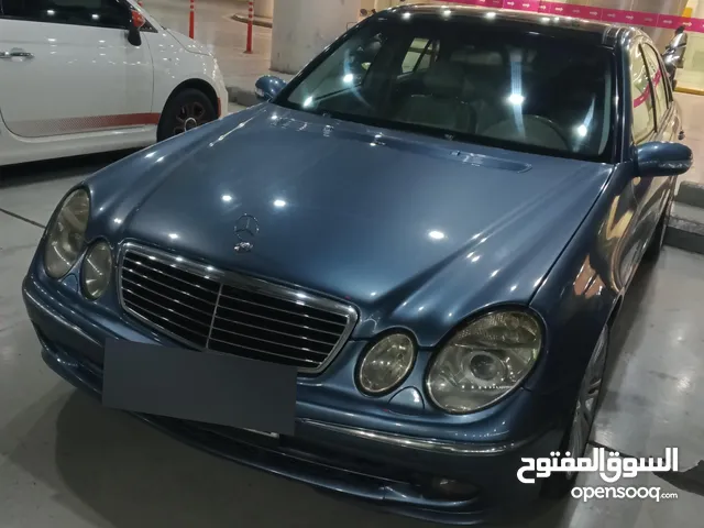 مرسيدس E200 موديل 2005 7جيد فتحة بأنوراما لون مميز ازرق بحري غرفة جلد لون بيج رائعة جنط بانوراما