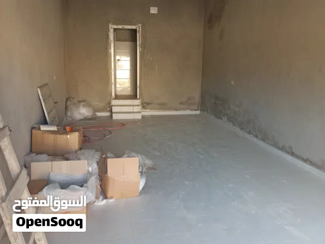 اثنين محلات  على طريق فرعي