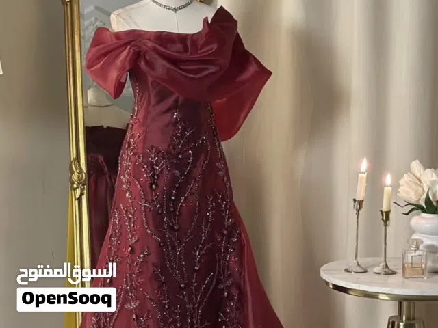 فستان سهرة ملكي عنابي اللون