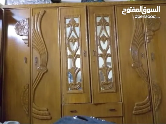 غرفة نوم كاملة مكونة من خزانة وتخت مع طاولات2 وبيرو وعلاقة ملابس تفصيل خشب لاتيه بحال الوكالة للبيع