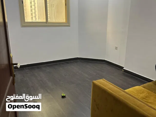 مشاركة سكن السالمية قطعه 3  في شقة نظيفة جداً (سيدات فقط) من بدايه الشهر شقة كبيره ونظيفه