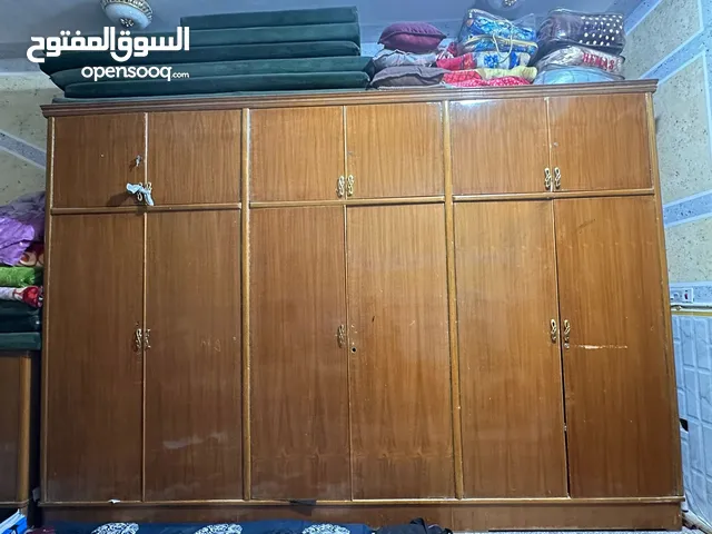 كنتور خشب ولكن نضيف وبحالة جيدة باب اول صاج دواخل صاج مرشوش بماده الرش للبيع