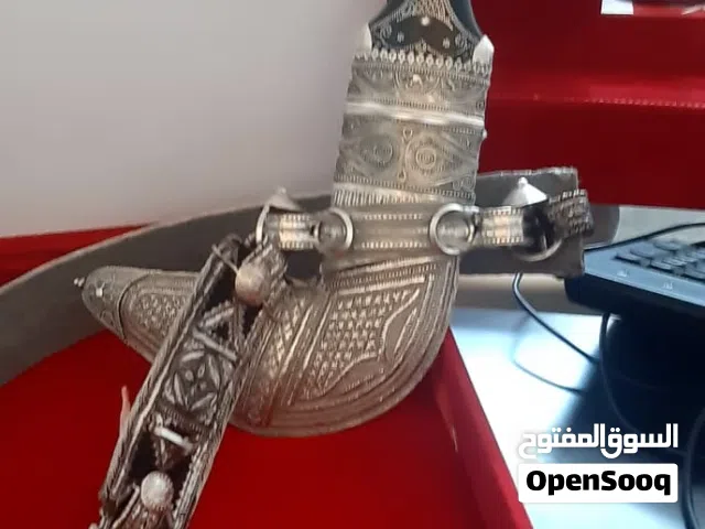 للبيع خنجر صياغه متقنه ثقيله جميله جدا قياس 6 وحزام فضه متناسق مع الخنجر بكليبات فضه مطلوب 230
