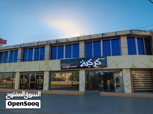 مجمع تجاري على 3 شوارع طابقين للايجار