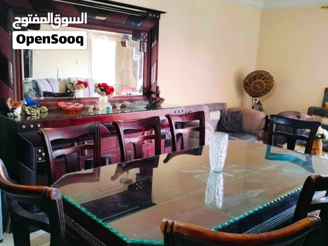 ترابيزة سفره كامله بالبوفيه واتنين بانوره زجاج ومرايا معاها 8 كراسي بحاله ممتازه