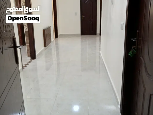 شقة للايجار سوبر دلوكس 3 غرف 3 حمامات مع مطبخ أمريكي في التطوير الحضري خلف الشركة البيبسي