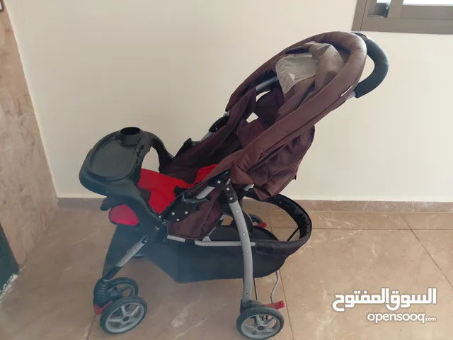 عربة طفل مع مقعد سيارة وشنتة شبه جدد