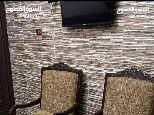 طقم كنب 7 مقاعد حالة جيده وخشب ثقيل