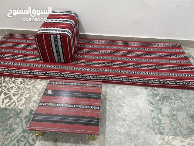قعده ارضيه مع طاوله للحديقه او البحر