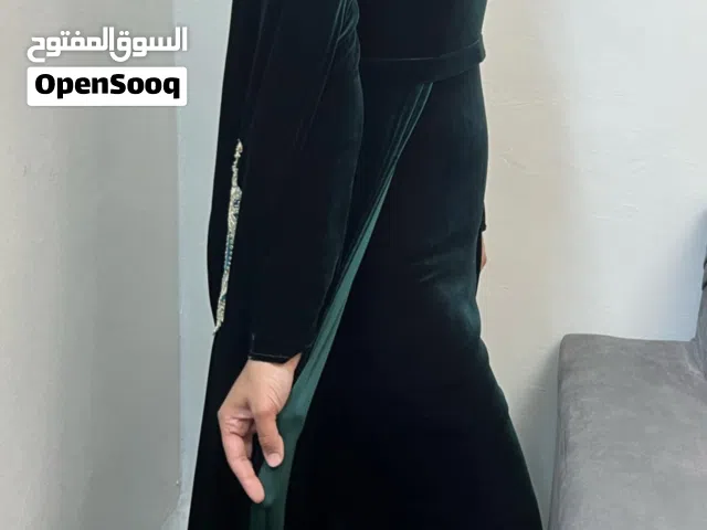 فستان خمري بحالة ممتازه جدا لبسه واحدة فقط قفطان زيتي مخمل بحالة ممتازه جدا لبسه واحدة فقط.