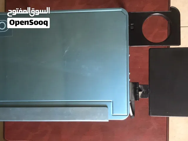 طاولة لابتوب ومذاكرة