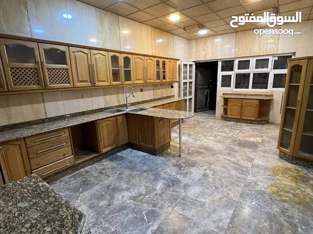225 m2 4 Bedrooms Townhouse for Sale in Basra Khadra'a