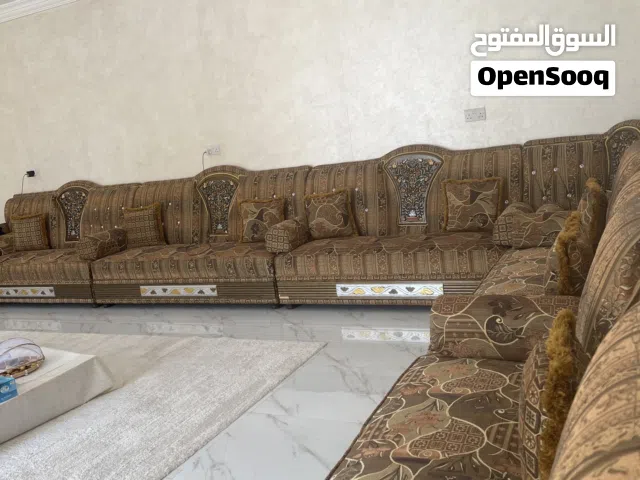 كنب ذات جوده عالية ومريحه في الجلوس عليها واسفنج عالي ومستعمله استعمال بسيط لانها في مجلس