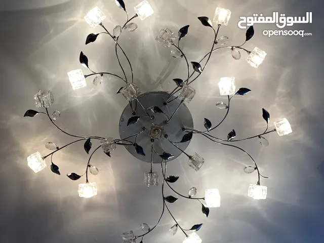 ثريا كبيرة عدد واحد مع اثنين براكيتات تشتغل