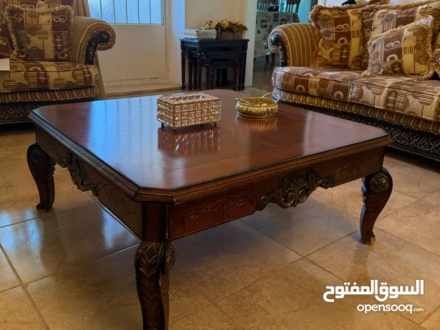 طاولة وسط القعدة وطاولتان حجم اصغر