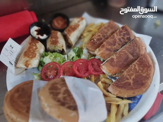 مطعم الجندول /بداية شارع المدارس /برگر مقطع دبل.طعم خيالي وروى ويجذب النظر .