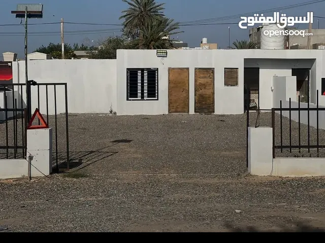 معرض معها مكتب وحمام