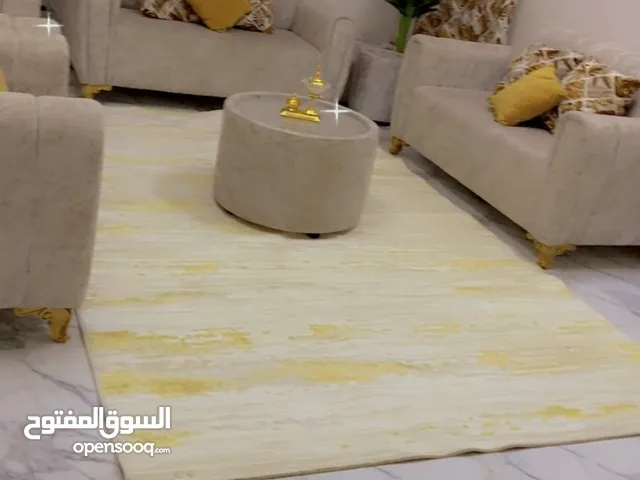 اثاث كنب و سجاد و ستاير و مخدات و طاولة ضيافه مستعمل مع تلبيس للكنب مجاني