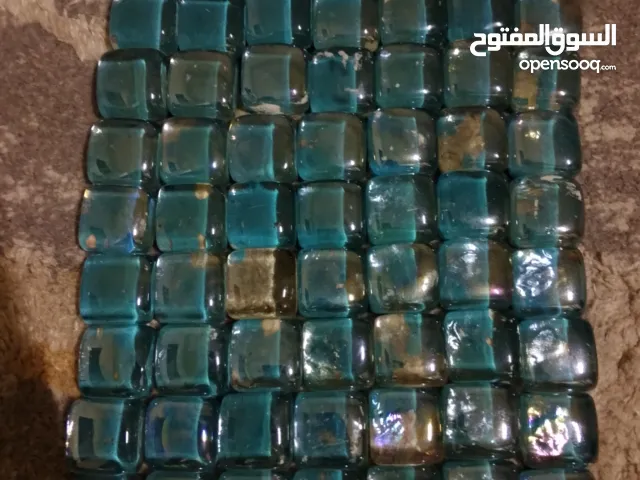 مجوهرات ملونه وهي شفاف