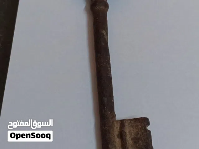 مفتاح باب خشب قديم