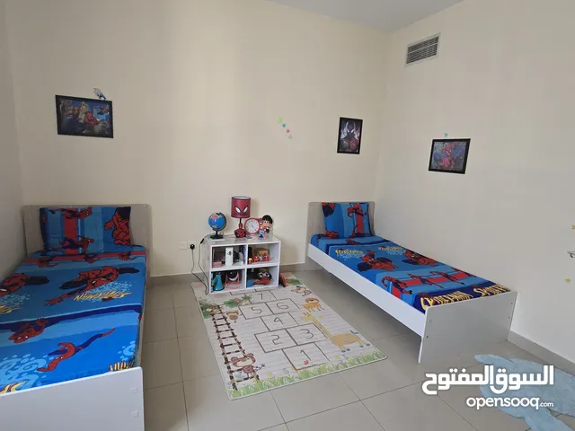 للبيع غرفة نوم اتنين سرير فردي .اثنين دولاب. مكتبه . ومراتب