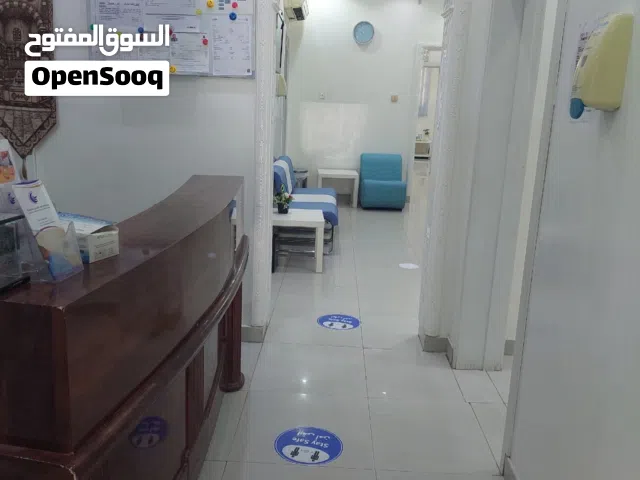 للبيع: مركز طبي للطب البديل والحجامة، بالإضافة إلى صيدلية أعشاب، في موقع مميز بمدينة العين.
