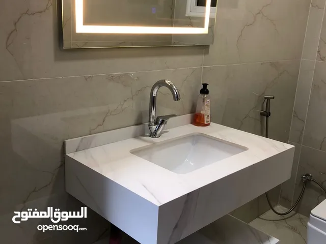 مغاسل حمام مع رف ومرآة مضيئة