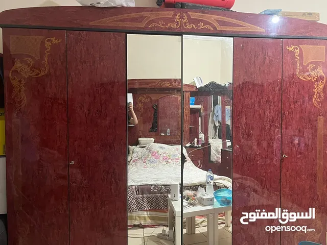 للبيع غرفة نوم كاملة لون بني بحالة جيدة  لدواعي السفر إلى مدينة الرياض