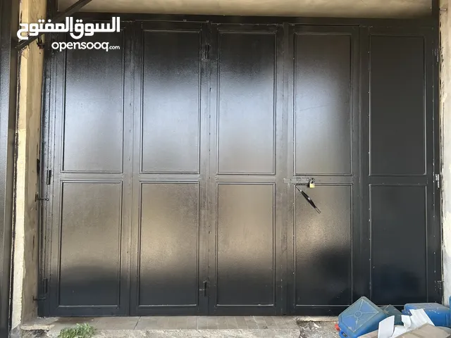 مستودع للبيع