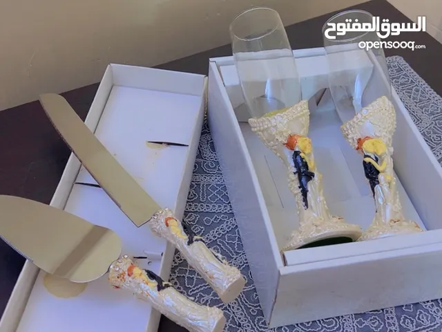 سيت حفله مهر يحتوي على اقداح 2 مع سكين تقطيع كيك مع حامل قطع كيك