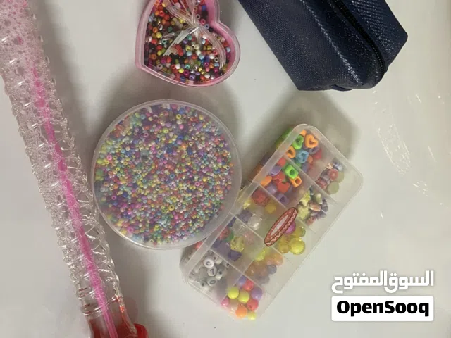 خرز و حقيبه صغيره تستخدم لوضع المال او الخرز وفقاعات مائيه