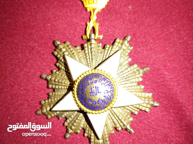 نيشان ملكى وزن41, 41 جرام من الدهب والفضه وعقدفضه من الاحجار الكريمه وطوابع قديمه نادره