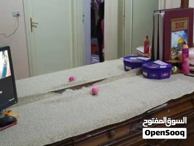 دنسوار اربع درف خشب زان تقيل عمولة + رخامة جلالة احمر ود + مراية بعرض الدنسوار.