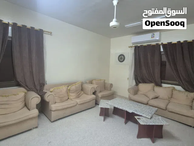 ?طقم كنب مستعمل مع طاوله كبيرة مجلده وطاولتين صغيرتين مجلدتان  السعر قابل للتفاوض