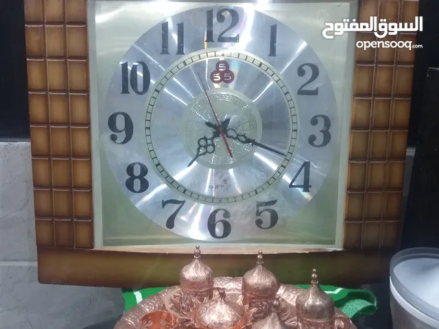 ساعه حائط بحاله جيده مع صنيه وفناجين توج