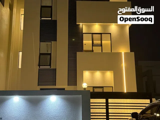 شقة للبيع في المعبيلة العاشرة على الخط السريع شارع 99 عبارة عن 3 غرف نوم مع 3 دورات مياه وصاله ومطبخ