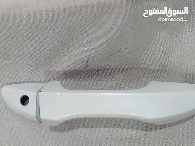 مقبض يد كورولا 2015 مصبوغ من اللون الاسود الى اللون الابيض