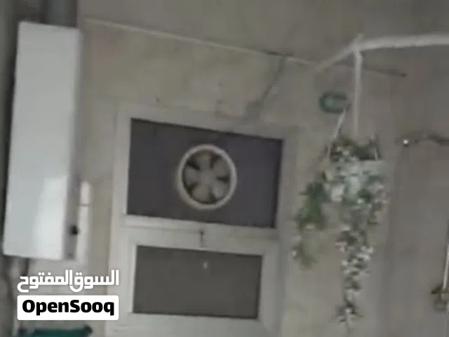 سخان غاز مصانع حربية 10 لتر  بحالة ممتازة حدا  بالمدخنة استعمال قليل جدا للسفر .