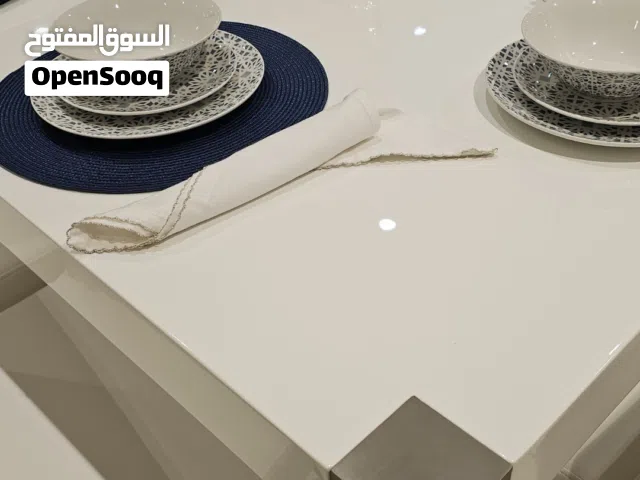 طاولة طعام شبه جديده وبحاله ممتازه (بدون كراسي)