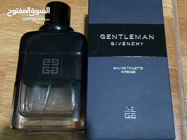 علب عطر فاضية من جيڤينشي جينتل مان Gentelman وبولغاري مان BVLGARI Man وإبريز من الرصاصي
