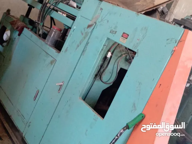 ماكينات بلاستيك حقن 220 ونفخ 5لتر بحالة جيدة جدا وماكينة نفخ 1لتر
