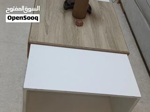 طاولة وسط للبيع بحالة ممتازة مركبلها عجال