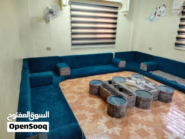 جلسة أرضية/ قعدة أرضية/ مجلس أرضي