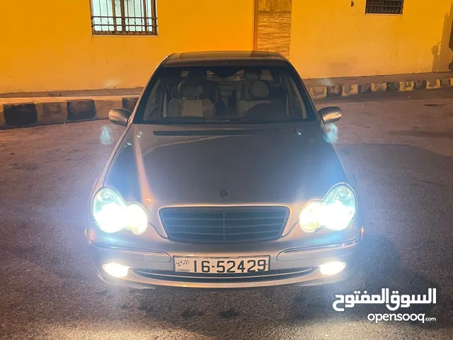 Mercedes-Benz W203 C230 موديل 2003 هي واحدة من طرازات الجيل الثاني لفئة C-Class