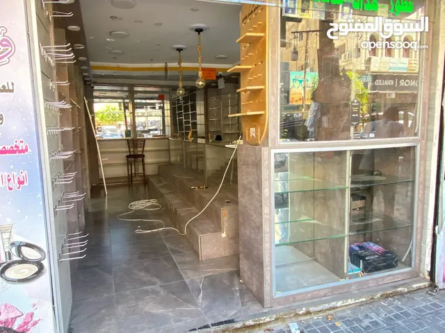 ديكور محل عطور وهدايا ومكياج وساعات كامل متكامل للبيع بداعي السفر بسعر مغري