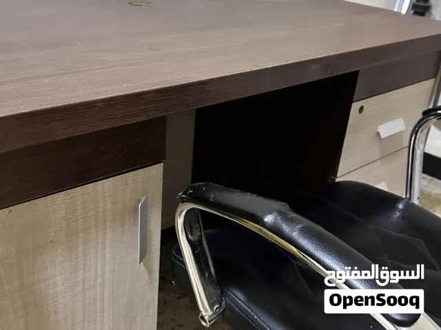 ميز مكتبي ويا كرسي