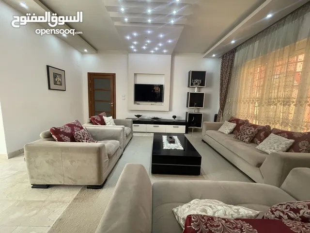 منزل للبيع عين زارة - الحمودات - مقابل مثلث الجبو بالقرب من الطريق الرئيسي