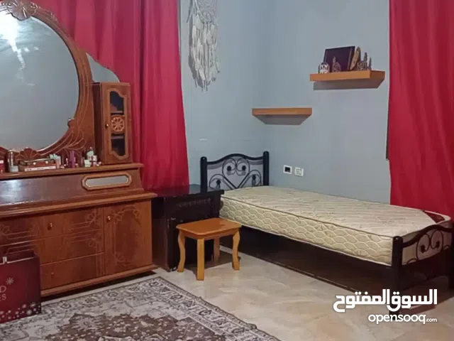شاغر في سكن مشترك