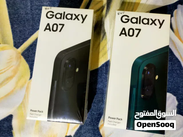 تلفونات جديده وما استخدمت من الاصدار اللي بيجي الشعر ما هو الشاحن والوصله في الكرتون والنسخه الامارا